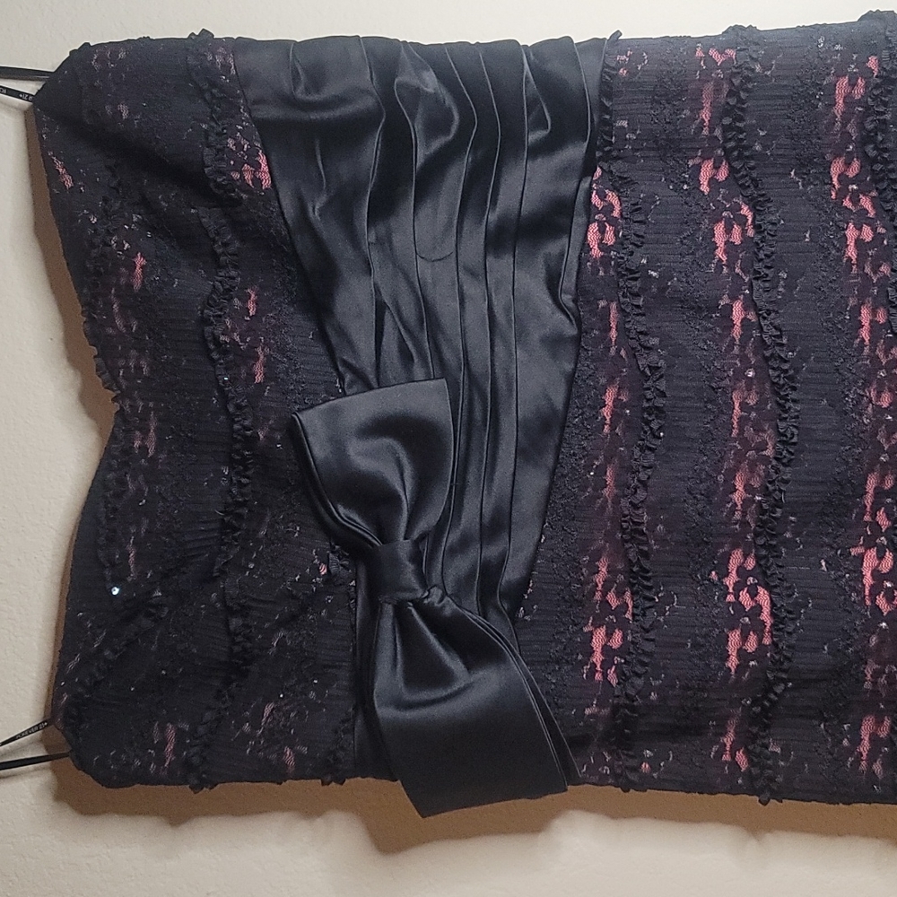 Gorgeous 60s styles strapless black and pink dress with lace and sequin detail - Picture 2 of 3